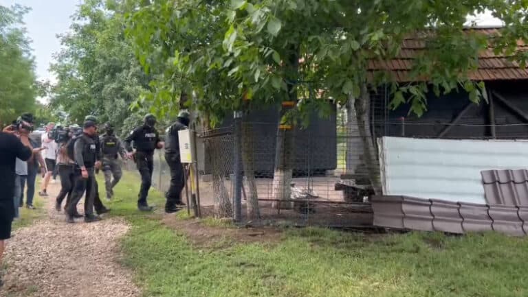 Suspectul omorului din Mureș a fost dat în urmărire în județul Arad. Percheziții desfășurate la diverse locații din Mureș.