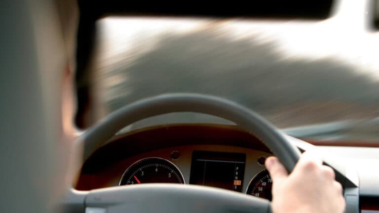 Tânăr din Timișoara, sub influența alcoolului, fură un microbuz și provoacă un accident
