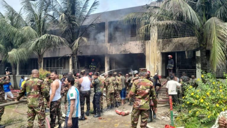 Un avion de antrenament s-a prăbușit peste o școală din Bangladesh, bilanț tragic: o victimă confirmată.