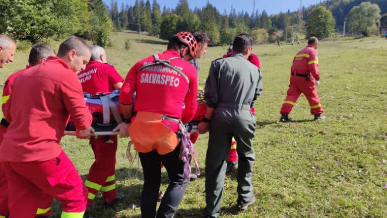 Un bărbat a plonjat 20 de metri într-o prăpastie din județul Hunedoara și a fost salvat cu elicopterul