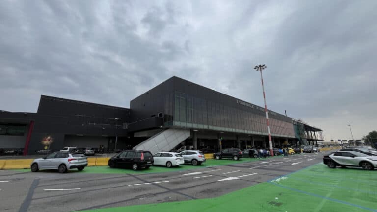 Incident tragic pe aeroportul din Bergamo: un bărbat și-a pierdut viața în urma unui accident cu un motor de avion, zborurile fiind oprite.