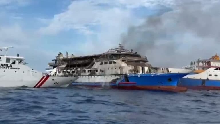 Incendiu pe un feribot în Indonezia: 568 de pasageri salvați, dar trei vieți pierdute.