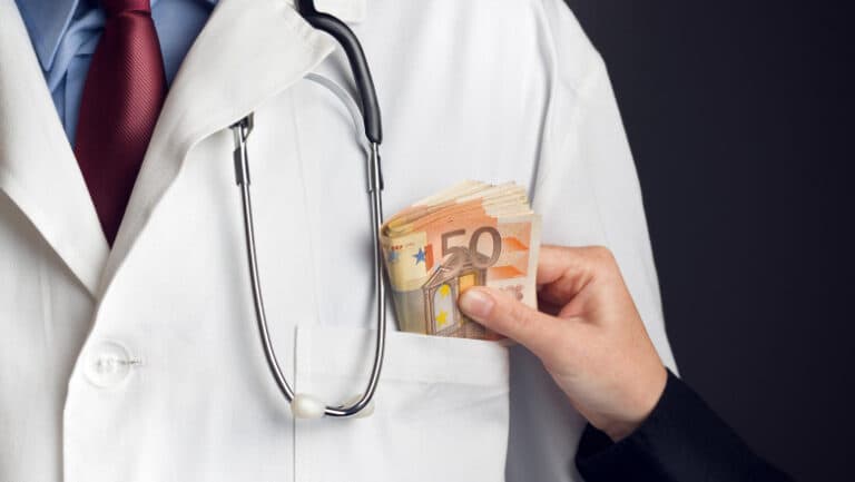 Un doctor de la Spitalul Floreasca din București, surprins în timp ce accepta mită de la pacienți, urmează să fie audiat.