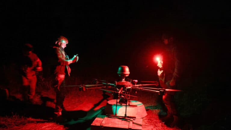 Un soldat ucrainean prezintă utilizarea dronelor Vampire în zonele de frontieră