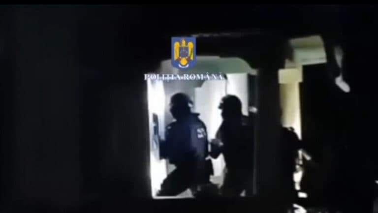 Intervenție spectaculoasă în Dolj: Mascații au descins în locuința unui agresor după ce o femeie a fost ținta amenințărilor cu armă.
