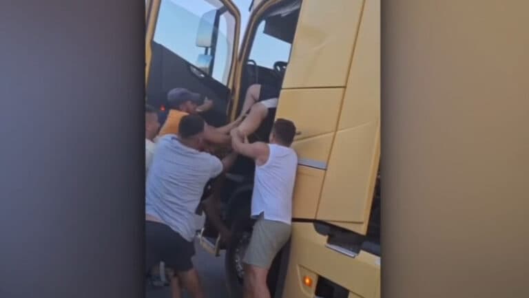 Un șofer de TIR a fost salvat cu forța din cabină de colegii de trafic, după o conducere nebunească care a blocat circulația