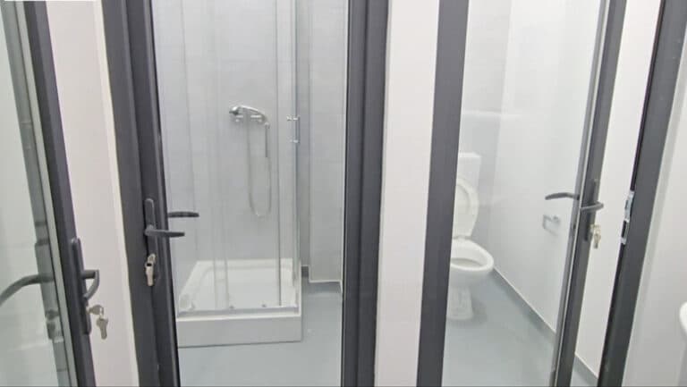 Uși de sticlă elegante la toaletele pieței din Pașcani – proiect finalizat cu succes