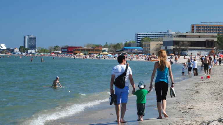 Vacanțele și ieșirile în oraș devin mai costisitoare din 1 august. Impactul majorării TVA asupra sectorului Horeca.