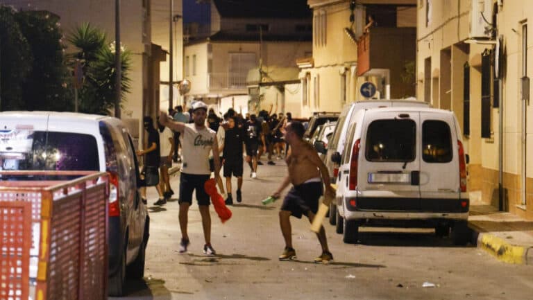 Tinerii ultrași provoacă violențe antiimigranți într-un oraș spaniol aflat în stare de alertă.