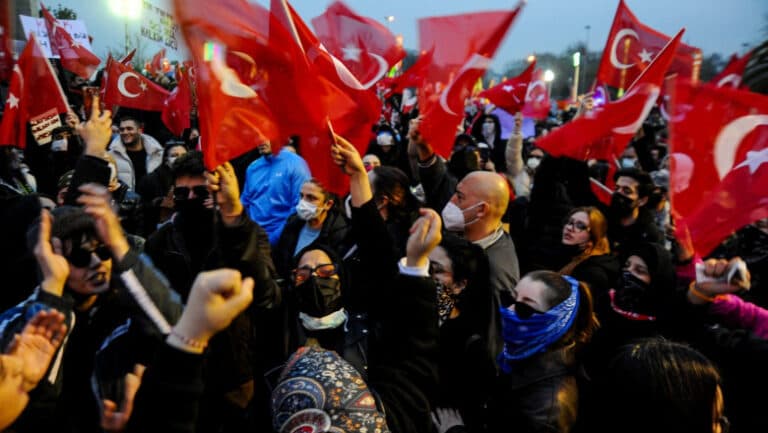 Mii de cetățeni din Istanbul s-au mobilizat împotriva arestării fostului primar Ekrem İmamoğlu.