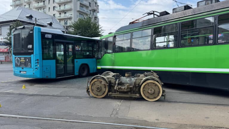 Coliziune spectaculoasă între tramvai și autobuz în Sectorul 5: 11 persoane rănite în urma impactului