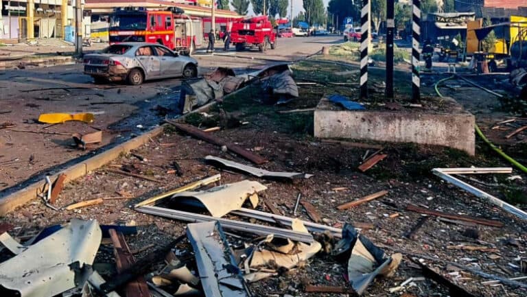 Atac devastator în Donețk: o bombă de 500 kg a provocat moartea a două persoane și zeci de răniți, distrugând 50 de magazine și 300 de apartamente.