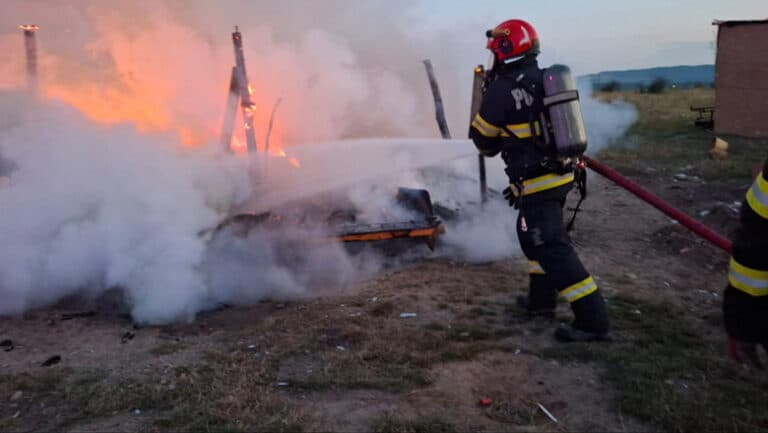 Flăcările îngrozitoare din Bihor: Tragedie cumplită – un bebeluș de 8 luni a pierit în incendiu, în timp ce părinții s-au salvat cu greu. Ce a cauzat infernul?