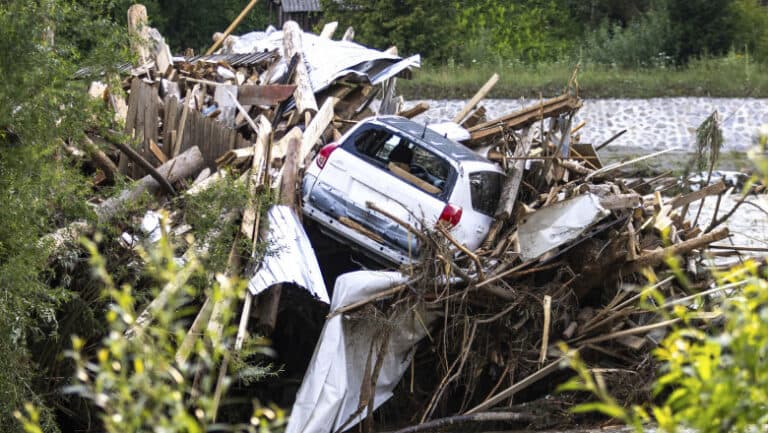 Inundații catastrofale în România: 16 județe și Bucureștiul sub apă, cu locuințe distruse, copaci căzuți și căi de acces blocate