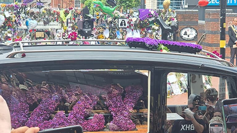 Ultimul omagiu adus legendarului star rock Ozzy Osbourne în străzile Birmingham-ului