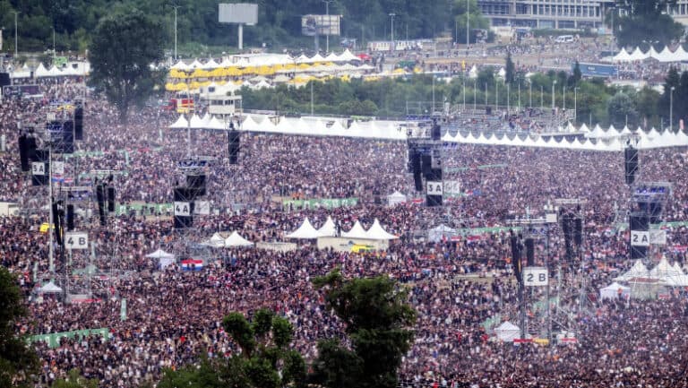 Controversă la concertul grandios din Zagreb al cântărețului croat de extremă dreapta Marko Perković, cunoscut sub numele de M.P. Thompson: salutul nazist stârnește reacții.