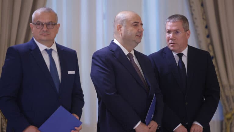 Trei judecători proaspăt numiți la Curtea Constituțională au depus jurământul la Cotroceni. Care sunt pașii pentru alegerea președintelui CCR și cine are cele mai mari șanse să câștige?