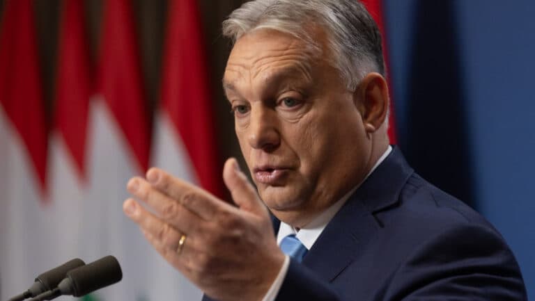 Viktor Orbán încântă publicul de la Băile Tușnad cu un discurs tradițional, atrăgând peste 7.000 de ascultători