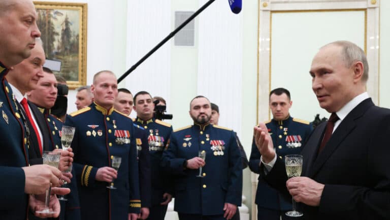 Vladimir Putin decorează un „măcelar” cu titlul de Erou al Rusiei pentru conducerea trupelor într-un masacru. Generalul Ahmedov, figura controversată.