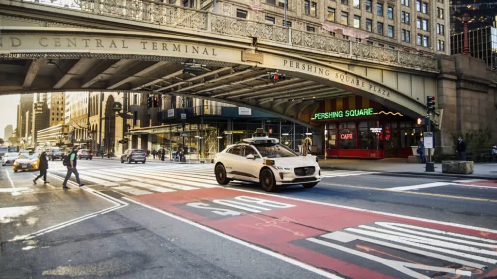 Waymo își lansează testele de taxiuri autonome în Philadelphia și New York.