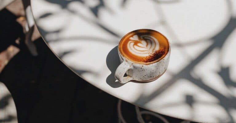 Trei până la cinci cești de cafea pe zi sunt asociate cu o longevitate crescută și un risc redus de diabet