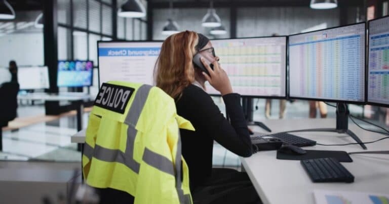 Centrele de urgență sunt atât de deficitare în personal încât recurg la inteligența artificială pentru a prelua apelurile