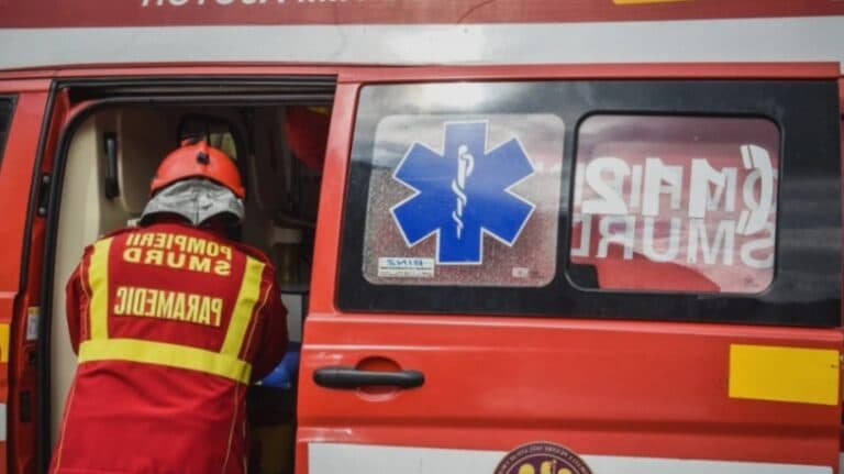 Coliziune pe DJ 248: Autospeciala SMURD implicată într-un accident cu un moped