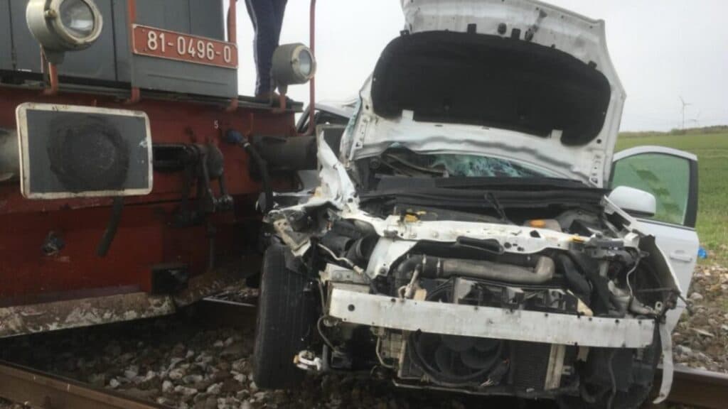 Coliziune feroviară serioasă în Hunedoara: Trei bărbați răniți după impactul unei autoutilitare cu trenul