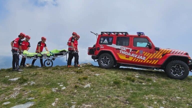 Tragedie pe Transfăgărășan: Un automobil a plonjat 50 de metri în abis, lăsând în urmă patru vieți pierdute