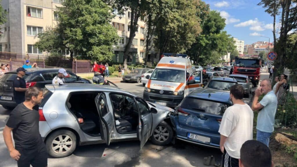 Șofer în dificultate: un accident grav cauzat de o stare de rău la volan, cu multiple coliziuni între autoturisme