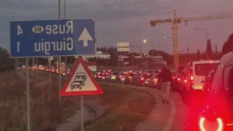 Înghesuială pe Podul Prieteniei: Cozi nesfârșite la intrarea în Bulgaria și rute alternative sugerate de Centrul Infotrafic