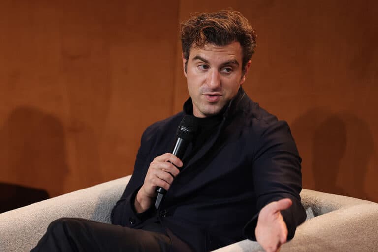 CEO-ul Airbnb afirmă că agenții AI nu sunt „noua Google”