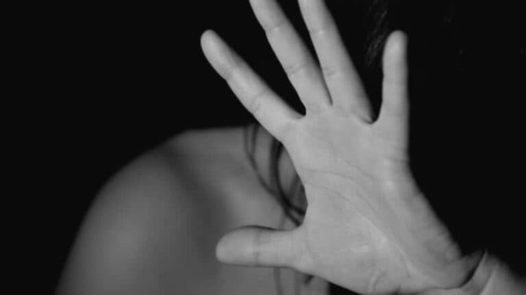 Fugă dramatică în Bistrița-Năsăud: un psihopat urmărește o tânără de care era obsedat