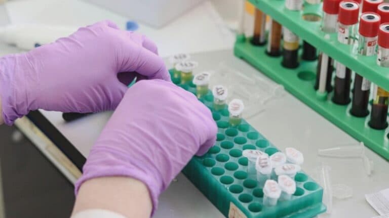 Avertizare sanitară: a fost identificat primul caz uman de infecție cu parazitul devastator pentru țesuturi