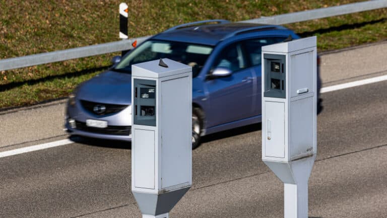 Pedeapsă de până la 95.000 de euro pentru un conducător auto surprins cu viteza excesivă pe o arteră din Elveția