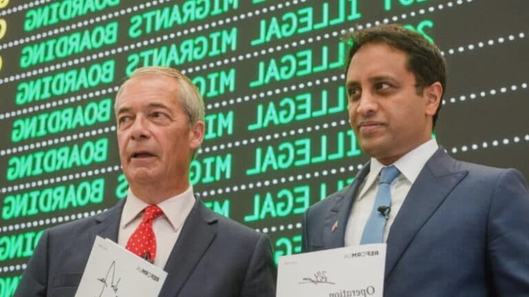Arhitectul Brexitului anunță cinci zboruri zilnice pentru repatrierea migranților, iar partidul său se află pe primul loc în preferințele alegătorilor
