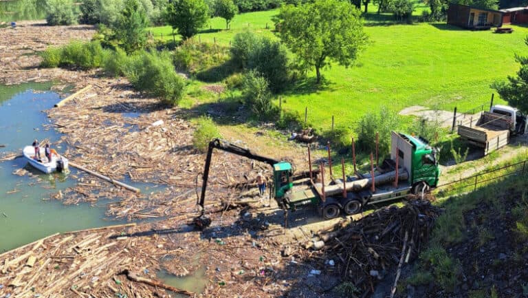 Lacul Izvorul Muntelui își recâștigă frumusețea: au început acțiunile de ecologizare împotriva deșeurilor aduse de viituri