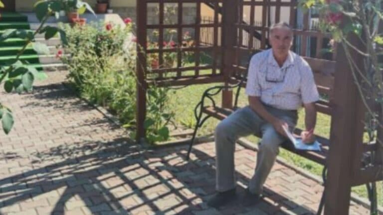 Un viceprimar din Buzău și poveștile neobișnuite de pe banca din curtea primăriei