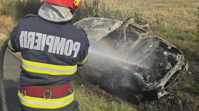 Mașină în flăcări în județul Giurgiu: Poliția investighează incidentul