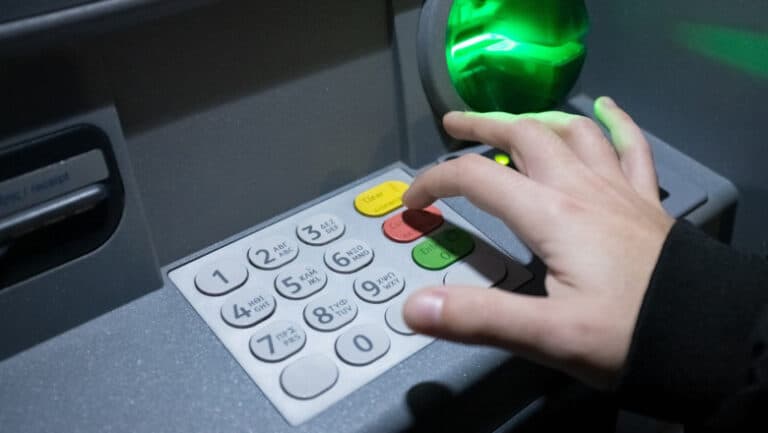 Băncile grecești elimină comisioanele pentru retragerile de numerar de la bancomate pentru posesorii de carduri elene