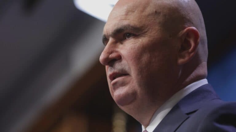 Criză în Coaliție! Primarii furioși se adună în biroul lui Bolojan pentru a-și expune revendicările