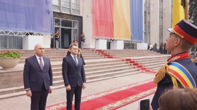 Bolojan urmărește exemplul lui Nicușor Dan și se îndreaptă spre Republica Moldova, unde premierul moldovean își exprimă recunoștința față de România pentru livrarea a jumătate din necesarul de energie electrică