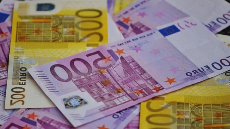 Bolojan își îndreaptă atenția către fondurile românilor din diaspora. Ce impozit vor fi nevoiți să suporte?