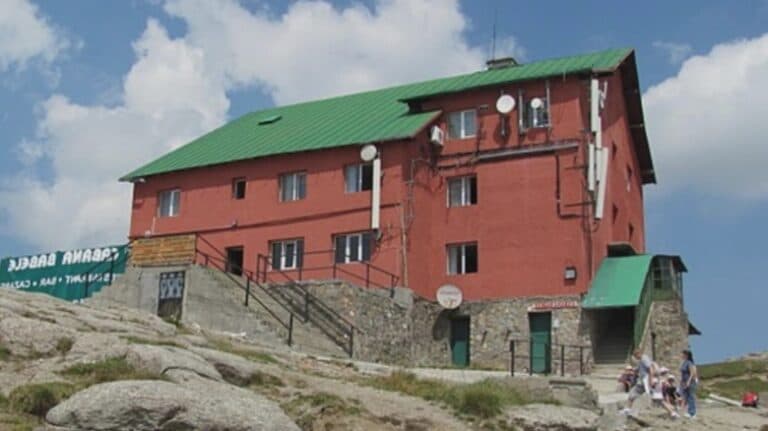 Cabana Babele, emblemă a Bucegilor, își caută noul stăpân: descoperă prețul acestei bijuterii montane