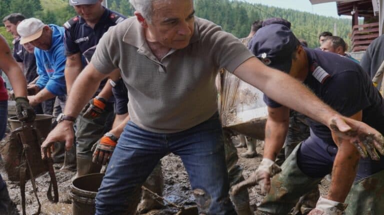 Călin Georgescu a muncit din greu la Broșteni, iar Ilie Bolojan a sosit pentru a-și lua rămas bun!