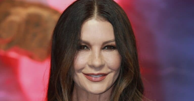 Catherine Zeta-Jones, fascinată de ospitalitatea românilor: „Nu m-au refuzat niciodată”. Ce activități avea în timpul pauzelor de la filmările serialului „Wednesday”?