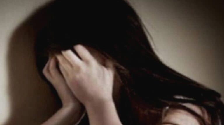 Scenă terifiantă la Vălenii de Munte: o tânără cu dizabilități mintale, victimă a unui abuz sexual într-un parc local