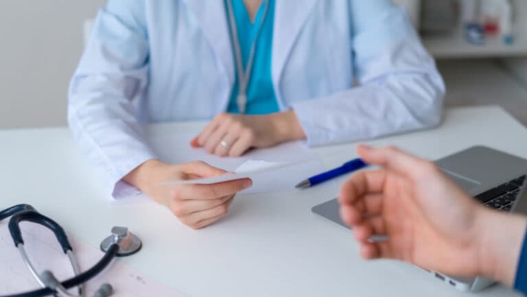 Ce analize pot beneficia persoanele neasigurate în sistemul de sănătate? Descoperă lista serviciilor medicale acoperite de stat