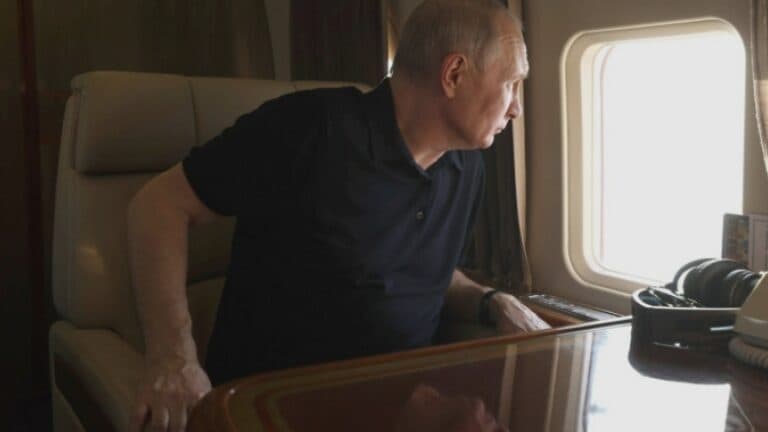Ce acte a consultat Putin în drumul spre Alaska, înainte de întâlnirea cu Donald Trump?