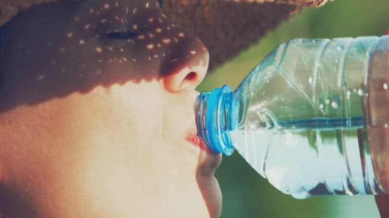 Riscurile surprinzătoare ale apei dintr-un recipient de plastic expus la soare